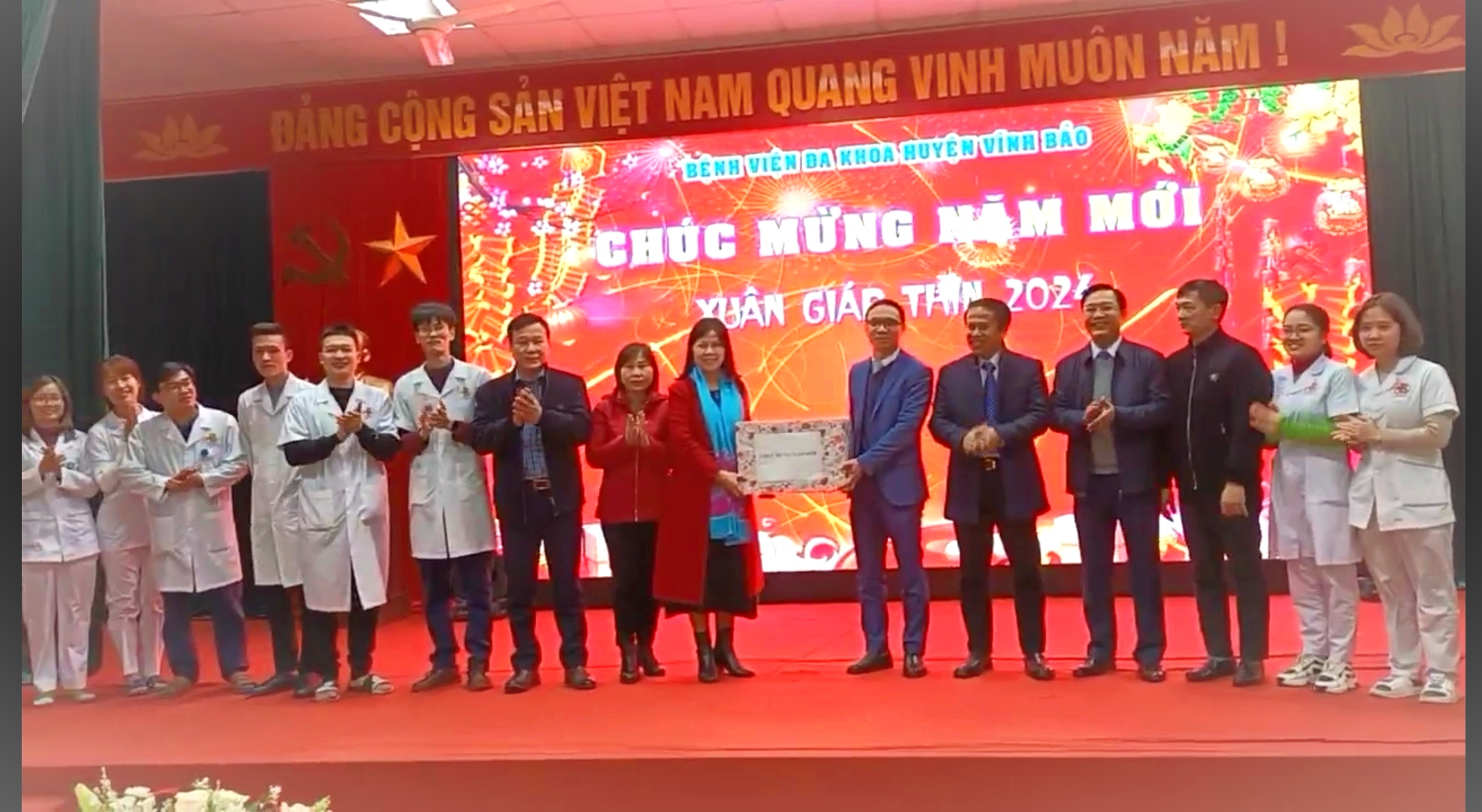 ĐOÀN CÔNG TÁC THÀNH ỦY HẢI PHÒNG, HUYỆN ỦY, UBND HUYỆN VĨNH BẢO THĂM , CHÚC TẾT CÁN BỘ NHÂN VIÊN Y TẾ VÀ BỆNH NHÂN ĐANG NẰM ĐIỀU TRỊ TẠI BỆNH VIỆN ĐA KHOA HUYỆN VĨNH BẢO NHÂN DỊP TẾT NGUYÊN ĐÁN 2024